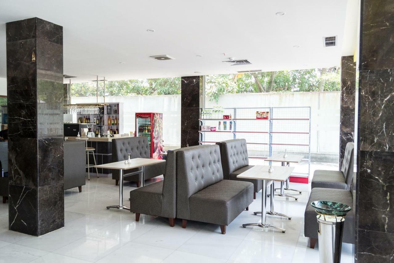 D'Grande Hotel Batam Exteriör bild
